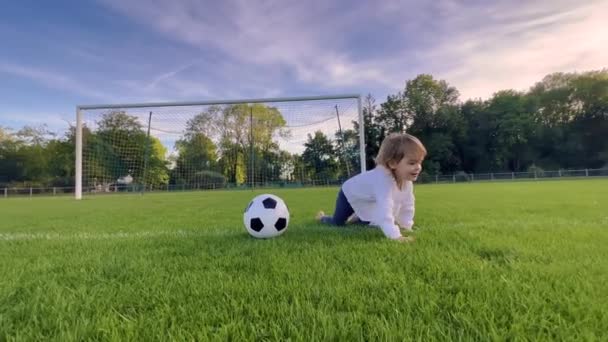 Mały Dzieciak Gra Piłkę Zachodzie Słońca Dziecko Biega Zielonym Boisku — Wideo stockowe