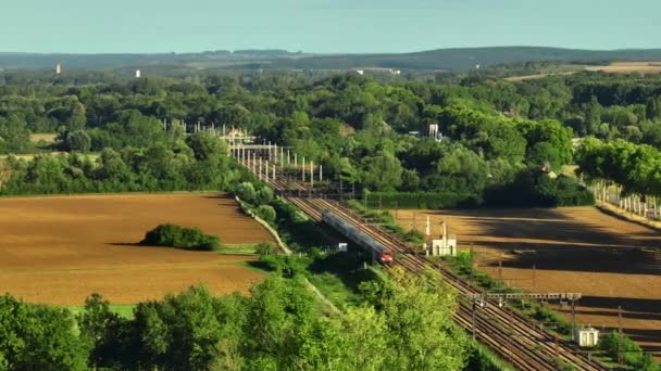 田舎や電車の中で鉄道 フランス 自然や交通機関の概念で美しい緑の景色を航空ビューを渡します 高速鉄道での国の旅行 高品質4K映像 — ストック動画