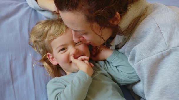 Tæt Skud Unge Mor Leger Med Sin Baby Børneværelse Morgenen – Stock-video