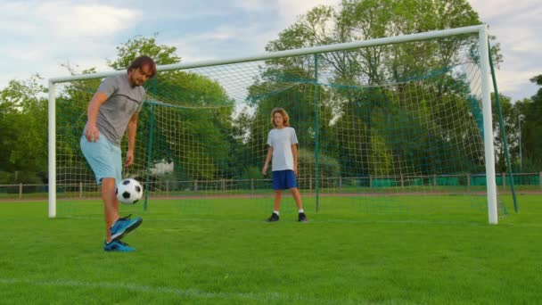 Sportman Heeft Controle Bal Jongen Met Voetbal Jongen Jonglert Met — Stockvideo
