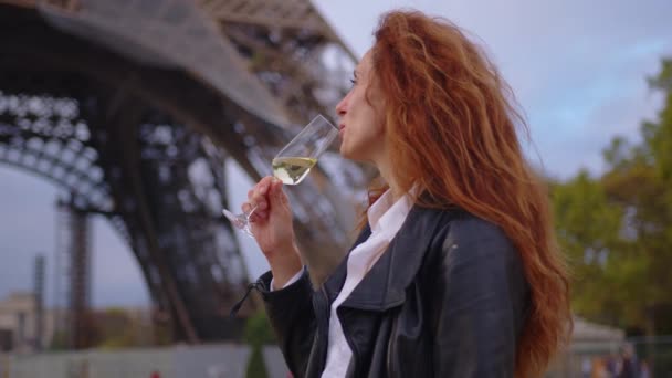 Paris Eyfel Kulesi Nin Yakınındaki Çekici Bir Kız Şampanya Içer — Stok video