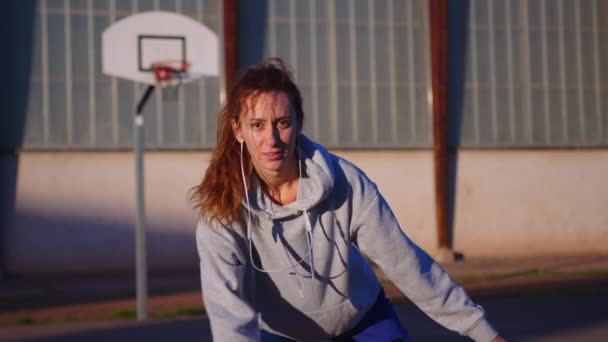 Gün Batımında Basketbol Sahasında Basketbol Oynayan Bir Kızın Portresi Yüksek — Stok video