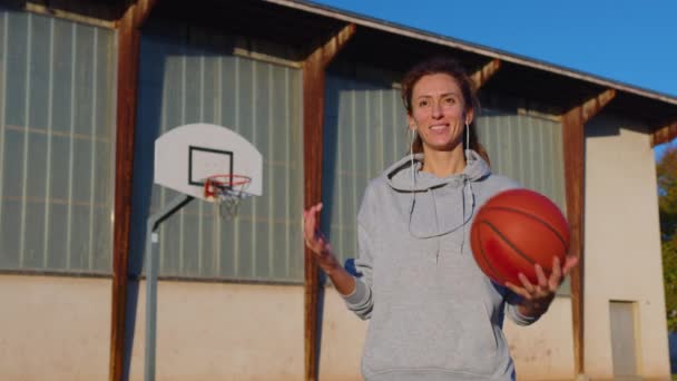 Portret Van Een Meisje Met Een Basketbal Een Basketbalveld Bij — Stockvideo