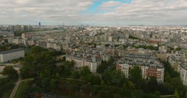 Fransa, Paris hava manzarası, İHA görüntüleri, binaların üzerinde uçan hava manzarası. Yüksek kalite 4k görüntü