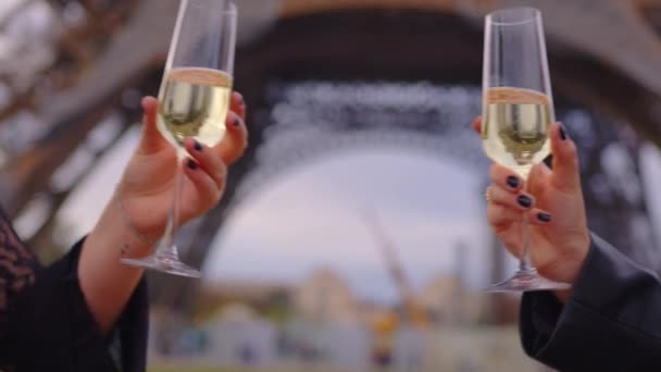 Gün Batımında Paris Göbeğinde Şampanya Içip Iletişim Kuran Iki Genç — Stok video