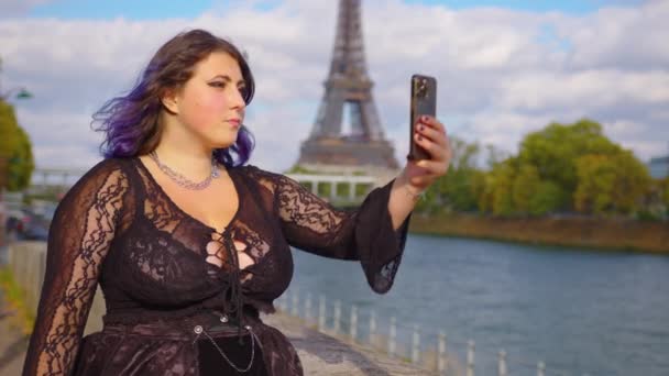 Zdjęcia Młodej Kobiety Modnych Ciuchach Bawiącej Się Paryżu Parku Ulicach — Wideo stockowe