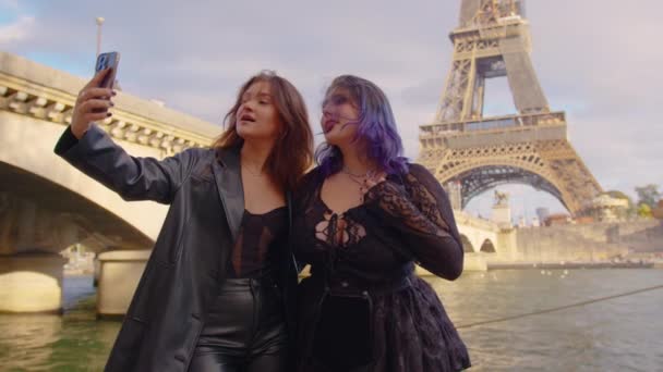 Дві Дівчинки Роблять Селфі Телефоні Найвідвідуванішому Місті Світу Проводяться Разом — стокове відео