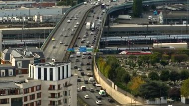 Yoğun trafiği olan kalabalık bir şehir otoyolunun kentsel görüntüsü. Fransa 'nın başkenti Paris' te yoğun bir yolda arabalar ilerler. Yüksek kalite 4k görüntü