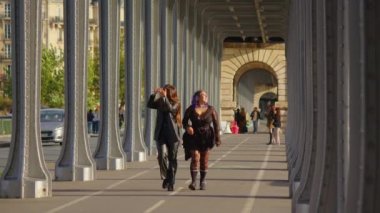 Paris 'te rahat bir uykudan gülen ve gülümseyen iki mutlu kız. Temiz havada iki kız arkadaşın aktifleşmesi. Yüksek kalite 4k görüntü