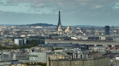 Fransa, Paris hava manzarası, İHA görüntüleri, binaların üzerinde uçan hava manzarası. Yüksek kalite 4k görüntü