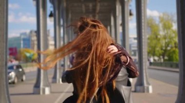Paris 'te rahat bir uykudan gülen ve gülümseyen iki mutlu kız. Temiz havada iki kız arkadaşın aktifleşmesi. Yüksek kalite 4k görüntü