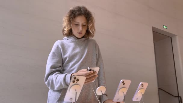 Adolescente Escolhe Novo Telefone Linha Completa Novo Telefone Apple Iphone — Vídeo de Stock
