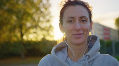 Savaşçı kadın boksör kameranın yanına saldırıyor. Seyirci video boks maçı. Feminizmin ve başarılı kadınların sembolü olarak gün batımında parkta boks yapan güçlü agresif genç kız..