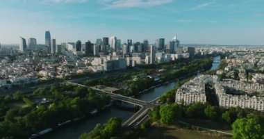 Dünyanın en çok ziyaret edilen şehrinin manzarası. Güneşli bir gün Paris Fransa. Yüksek kalite 4k görüntü