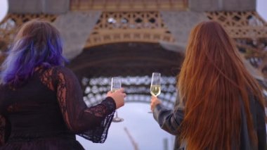 İki genç kız arkadaş kardeş Paris 'teki internet sosyal medya hesabına yüklemek için son moda dans hareketleri kaydediyor. Modern iletişim ve cihazlar. Yüksek kalite 4k görüntü
