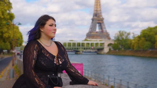 Портрет Дівчини Вулиці Літній Вечір Паризькому Місті Молода Приваблива Дівчина — стокове відео