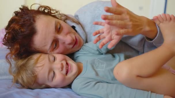 Nahaufnahme Einer Jungen Mutter Die Morgens Mit Ihrem Baby Einem — Stockvideo