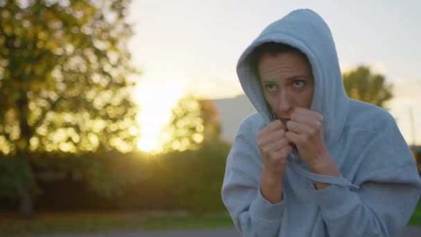 Femeie Serioasă Antrenează Boxeri Terenul Antrenament Străzii Lovitură Liniştită Mişcare — Videoclip de stoc