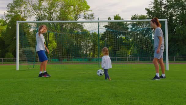 Zeitlupenaufnahme Einer Familie Beim Gemeinsamen Fußballspielen Park Glückliche Eltern Und — Stockvideo