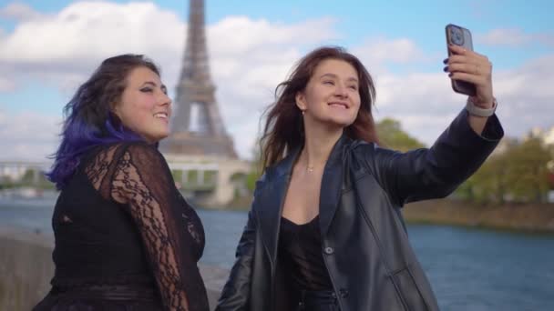 Zwei Mädchen Machen Ein Selfie Mit Ihrem Handy Der Meistbesuchten — Stockvideo