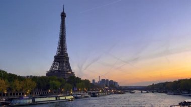 Günbatımında Eyfel Kulesi ve yazları Paris, Fransa 'da yatay tavada. Yüksek kalite 4k görüntü