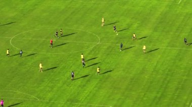 Stadyumda futbol şampiyonluğu maçı. Takımlar birinci lig futbol turnuvasında oynuyor, kupa yayınında. Spor kanalı televizyon oynatıcısı, ekran içeriği. Hava aracı görüntüsü taşınıyor..