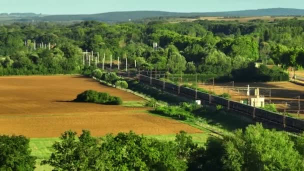 Järnväg Landsbygden Och Tåg Passerar Antenn Utsikt Vackra Gröna Landskap — Stockvideo