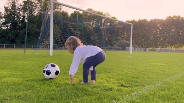 Niño Juega Fútbol Atardecer Bebé Corre Alrededor Del Campo Fútbol — Vídeos de Stock