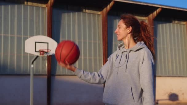 Portret Dziewczyny Koszykówką Boisku Sportowym Zachodzie Słońca Wysokiej Jakości Materiał — Wideo stockowe