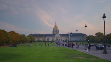 Hotel des Invalides 'in altın kubbesi ve Paris' in çatıları. Sokak lambaları ve yol trafiği. Yüksek kalite 4k görüntü
