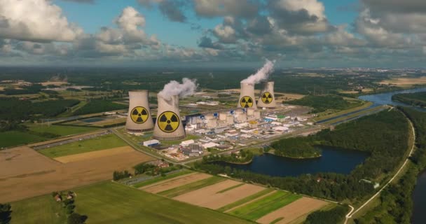 Flygdrönare Sköt Mot Kärnkraftverket Fruktansvärda Rökböljor Högt Upp Skyn Kärnkraftverk — Stockvideo