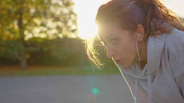 Primer Plano Joven Atlética Ejercitando Estirando Haciendo Yoga Hermosa Mujer — Vídeo de stock