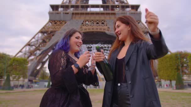 Tiro Médio Duas Raparigas Centro Paris Pôr Sol Beber Champanhe — Vídeo de Stock