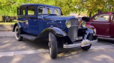 Fransa, Joigny, 04 Eylül 2022: Farklı eski model arabalar yavaş çekimde özel otomobiller. Eski arabaların gösterimi. Şehir meydanında pahalı, antika arabalar var..