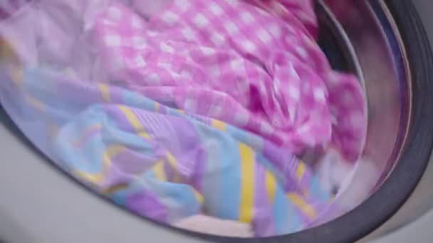 Çamaşırları Kapatın Çamaşır Makinesinin Içinde Yuvarlanın Yüksek Kalite Görüntü — Stok video