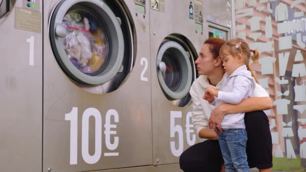 Lavatrice Mamma Bambino Moderno Lavasciuga Biancheria Accogliente Lavanderia Concetto Faccende — Video Stock