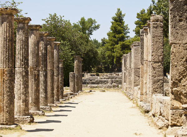 Греческая каменная колоннада
