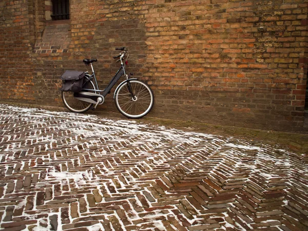 Bicicleta encostada à parede — Fotografia de Stock