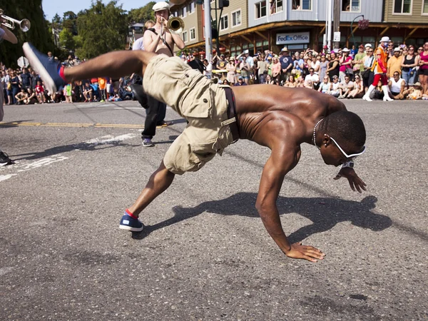 Dançarino de pausa no desfile de solstício de verão — Fotografia de Stock
