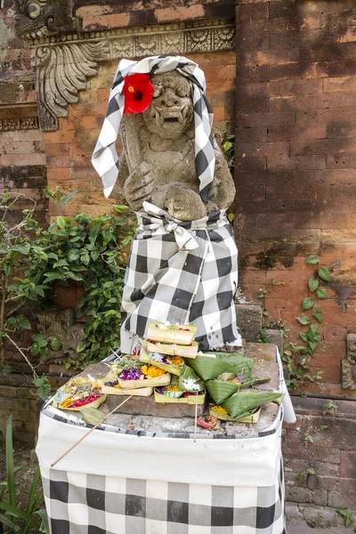 Statue de Bali avec offrandes alimentaires — Photo