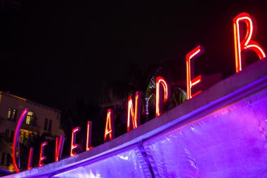 Clevelander art deco neon tabela