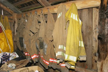 itfaiyeci üniforması kadar asılı