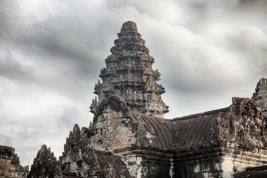 bir kule angkor wat