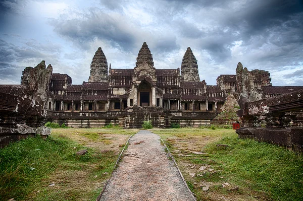 Облачное небо над Ангкор-Ватом — стоковое фото
