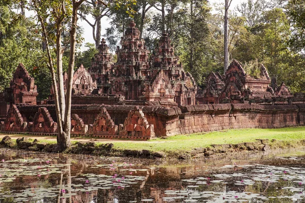 Templo de Banteay Srei en la selva —  Fotos de Stock