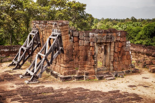 Lutande byggnad på east mebon temple — Stockfoto