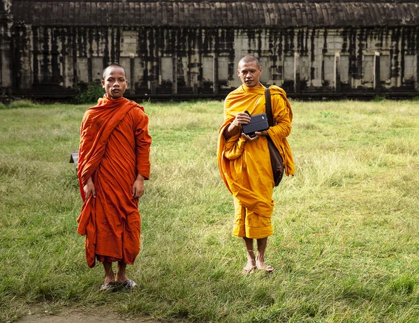 Twee monniken in angkor wat — Stockfoto