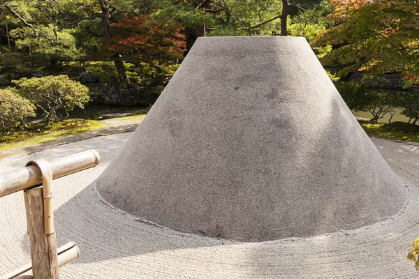 Κώνου άμμου στον κήπο zen — Φωτογραφία Αρχείου