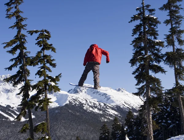Snowboarder em vermelho casaco — Fotografia de Stock