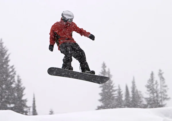 Snowboarder em meados do ar — Fotografia de Stock